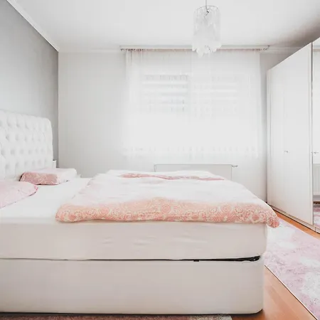 Haus Mit 4 Schlafzimmern, 2 Baeder Und Garten Nyaraló *