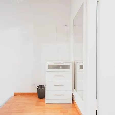 Haus Mit 4 Schlafzimmern, 2 Baeder Und Garten *