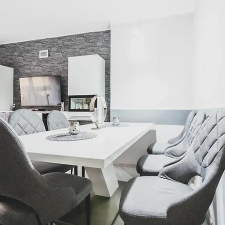 Nyaraló Haus Mit 4 Schlafzimmern, 2 Baeder Und Garten *