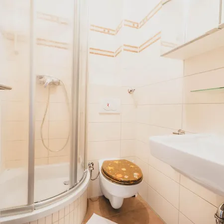 Haus Mit 4 Schlafzimmern, 2 Baeder Und Garten *